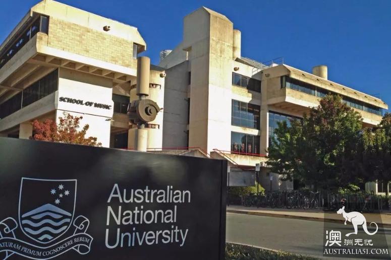 The Australian National has turned out to be a killer! A student suddenly went crazy in class and beat up his teacher and classmate with a baton.