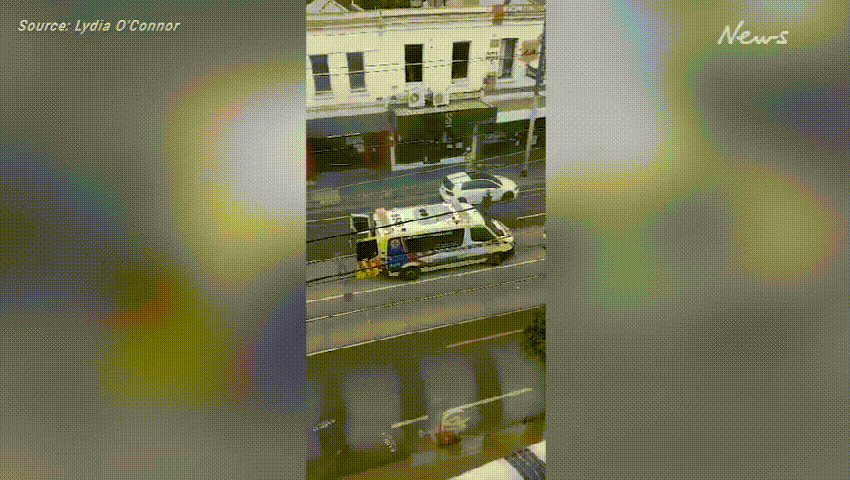 突发!<a href='/city/Melbourne/' target='_blank'>墨尔本</a>男子抗议强制疫苗在Richmond自焚,目击者看到“火人”从车中走出,并大喊“no vax ID”(现场视频)