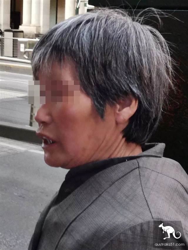 澳媒、警方都出动，墨尔本乞讨大妈现场活生生被查