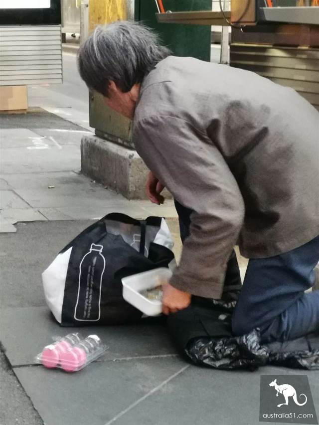 澳媒、警方都出动，墨尔本乞讨大妈现场活生生被查
