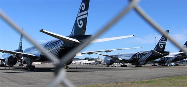 停靠在基督城(Christchurch)国际机场的波音777客机。(9号台图片)