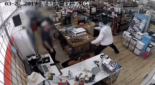 蒙纳士大学旁店铺被抢！劫匪手持铁锤砸电脑，半小时内连抢两家！
