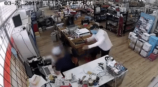 蒙纳士大学旁店铺被抢！劫匪手持铁锤砸电脑，半小时内连抢两家！