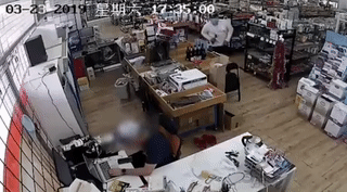 蒙纳士大学旁店铺被抢！劫匪手持铁锤砸电脑，半小时内连抢两家！