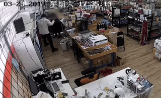 蒙纳士大学旁店铺被抢！劫匪手持铁锤砸电脑，半小时内连抢两家！