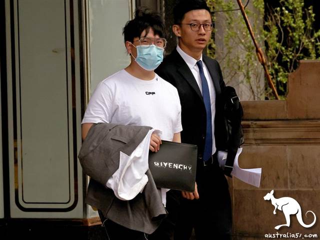 王佳伦(音译,左)离开唐宁中心地方法院。(《每日电讯报》图片)
