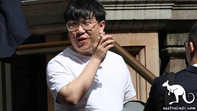 王佳伦(音译)离开唐宁中心地方法院。(《每日电讯报》图片)
