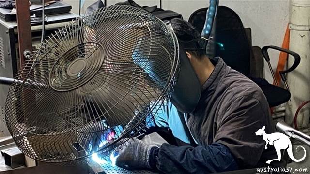 目前，工厂里只有很少的工人还在上班。