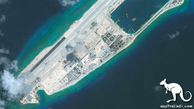 近年来中国在南海岛屿进行了规模浩大的填海扩建工程,在扩建岛屿上修建了飞机跑道(永暑礁)