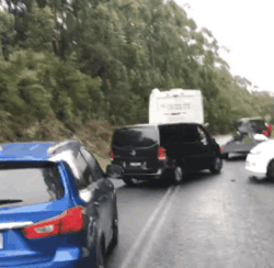 大洋路著名景点又出车祸！中国旅游大巴与逆行私家车迎面相撞，有人重伤