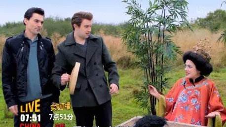 节目中,两位主持人邀请扮演武则天的女演员食用蟑螂等食物(网络图片)
