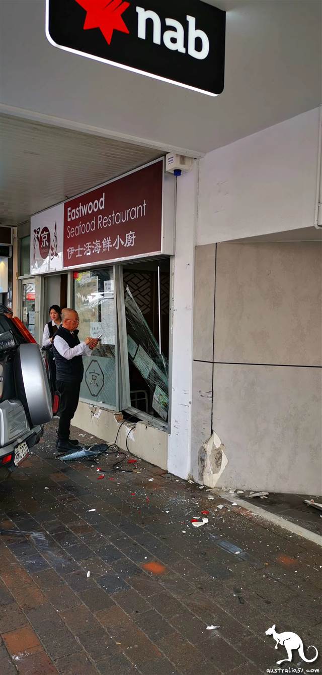 伊士活海鲜小厨门面被撞毁严重。(图为热心网友提供)