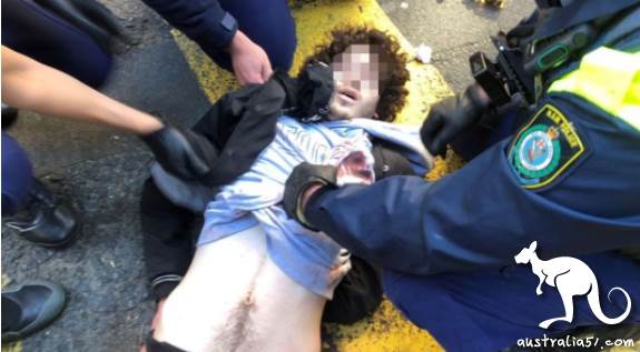 奈伊去年8月13日在<a href='/city/Sydney/' target='_blank'>悉尼</a>CBD街头被警方和路人制服。(澳洲广播公司图片)