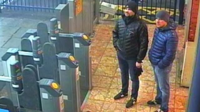 英格兰索尔兹伯里火车站一处检票口的监控视频拍下两名嫌疑人的踪影(3/3/2018)