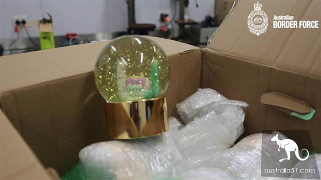 澳洲边防局截获毒品走私新招:可爱雪花球实装液体冰毒