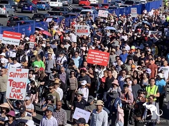 今天,上千华人聚集Sunnybank大游行!为治安发声,对于犯罪“我们受够了!”