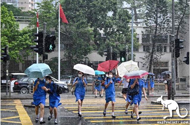 在7月8日确诊的多宗个案中,大多与餐厅和老人院有关,也涉及学生和家长以及出租车司机群体。