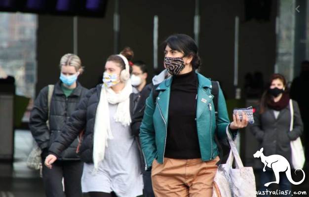 <a href='/city/Melbourne/' target='_blank'>墨尔本</a>街头戴口罩的路人。(澳洲广播公司图片)