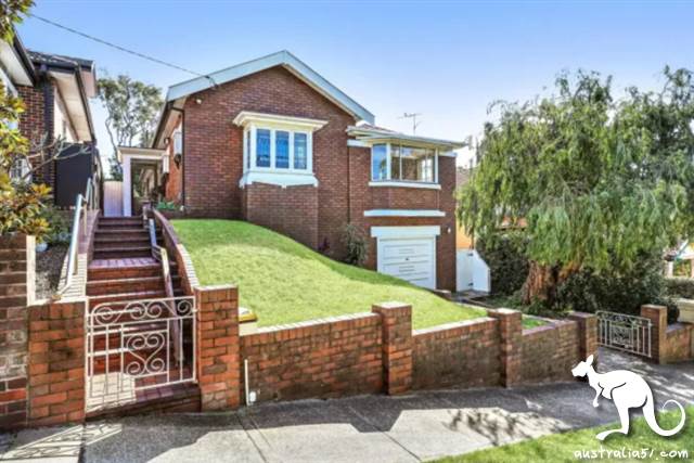 <a href='/city/Sydney/' target='_blank'>悉尼</a>肯辛顿的一套5卧室独立屋售出300万澳元,远超保留价。(《澳洲金融评论报》图片)