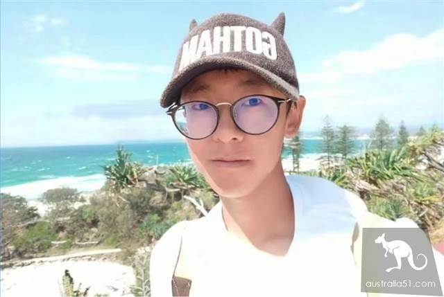 母亲抵澳最后告别,脑死中国青年关维生仪