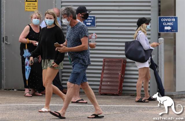 12月18日北部海滩暴发新一轮疫情后,许多人到莫纳谷医院(Mona Vale Hospital)检测诊所外排队。(路透社图片)