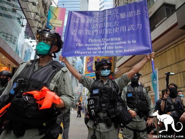 香港警方昨天在铜锣湾驱赶示威人群。(澳洲广播公司图片)