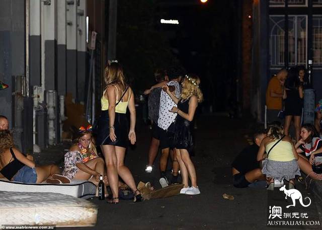 悉尼同性恋狂欢节度过狂野之夜，太阳出来后现场一片狼籍