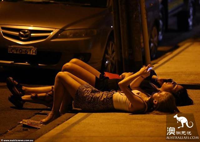 悉尼同性恋狂欢节度过狂野之夜，太阳出来后现场一片狼籍