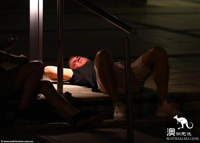 悉尼同性恋狂欢节度过狂野之夜，太阳出来后现场一片狼籍
