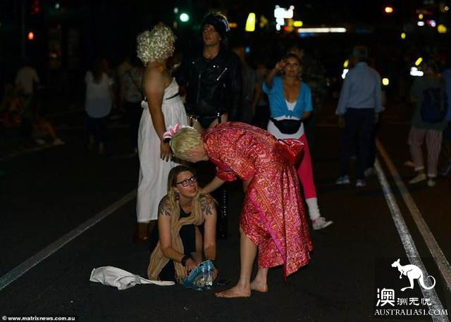 悉尼同性恋狂欢节度过狂野之夜，太阳出来后现场一片狼籍
