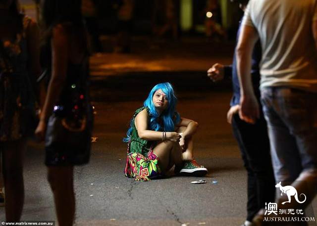 悉尼同性恋狂欢节度过狂野之夜，太阳出来后现场一片狼籍