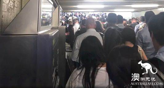 墨尔本莫纳什大学火车线叒坏了，上万人卡了一晚上，愣是没动