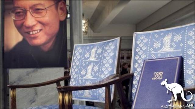 狱中的刘晓波未能出席2010年颁奖典礼,诺贝尔和平奖委员会在颁奖台上安排了一把空椅子。