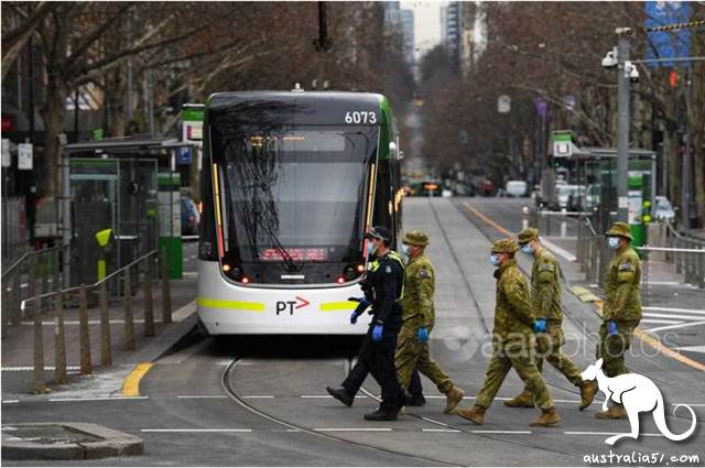 <a href='/city/Melbourne/' target='_blank'>墨尔本</a>进行第四级防疫关闭后,警察和军人在市中心巡查