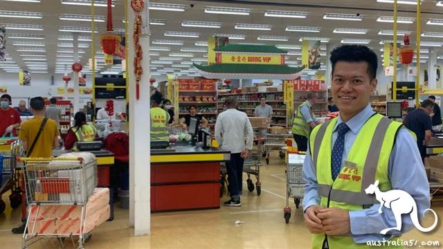 距离伯明翰唐人街三英里的华人超市荣业行生意也受到影响,经理叶先生(Brian Yip)坦承。