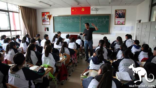 西藏拉萨市一所实验中学的学生在上藏语课(2015年9月18日)