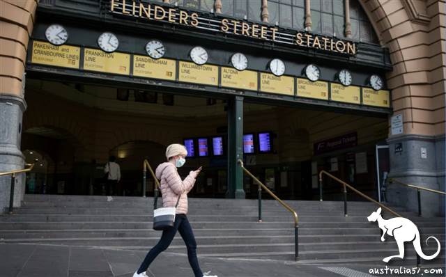 <a href='/city/Melbourne/' target='_blank'>墨尔本</a>市区的弗林德斯(Flinders Street)街城铁站附近,路人戴上口罩。(《<a href='/city/Sydney/' target='_blank'>悉尼</a>先驱晨报》图片)
