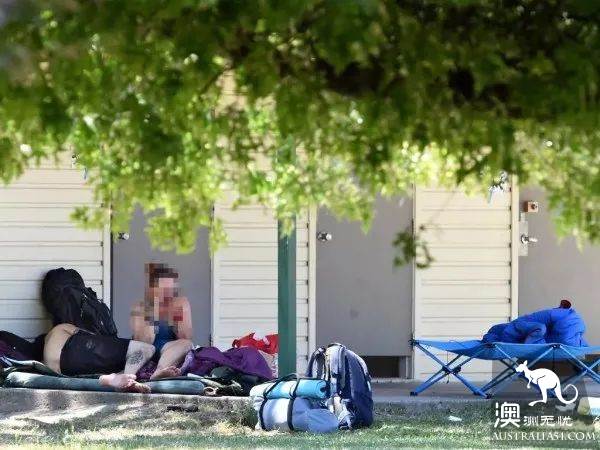 墨尔本流浪汉瘾君子在公共厕所外“安营扎寨”！当地妇女小孩被吓坏