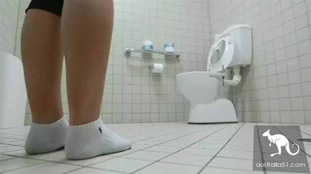 悉尼妹子在自家厕所发现摄像头和64个偷拍视频，作案人曾经工作过的木匠