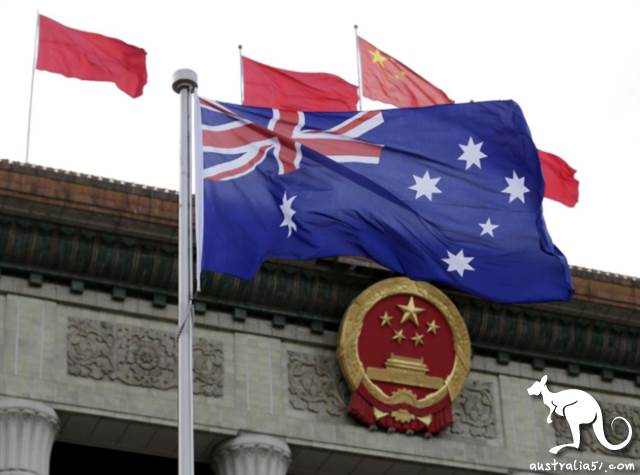 4月14日人民大会堂前举行的一场仪式上,一面澳洲国旗在会堂前飘扬。(路透社图片)