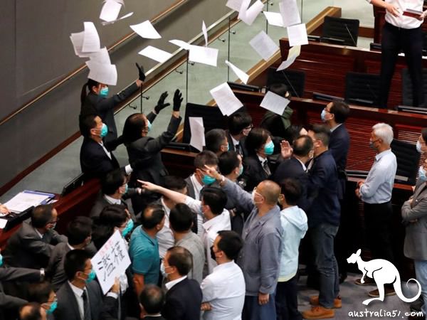 亲中建制派李慧琼混乱中成为香港立法会内委会主席