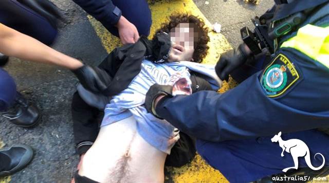 奈伊在<a href='/city/Sydney/' target='_blank'>悉尼</a>CBD街头被警方和路人制服。(澳洲广播公司图片)