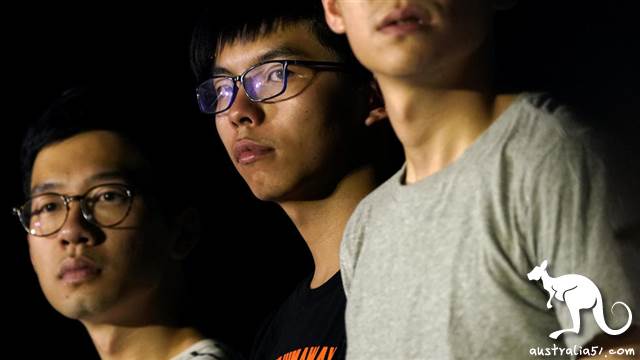 2017年8月16日,在面对法院覆核刑期前夜,香港雨伞运动学生领袖黄之锋(中) 和罗冠聪(左)在港府门前公民广场参加集会。