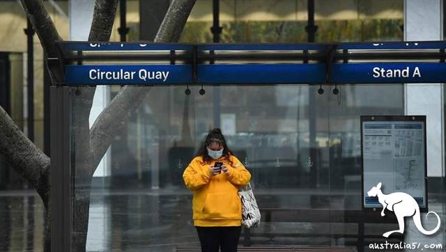 <a href='/city/Sydney/' target='_blank'>悉尼</a>环形码头(Circular Quay)附近一名路人戴有口罩。(《<a href='/city/Canberra/' target='_blank'>堪培拉</a>时报》图片)