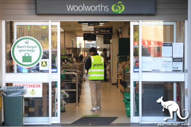 Woolworths建议昆州部分地区、新州、<a href='/state/ACT/' target='_blank'>首都领地</a>门店的员工和顾客戴口罩。(SBS图片)