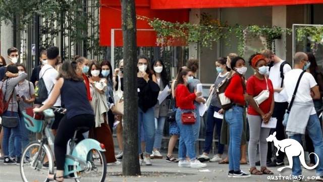 巴黎规定在公共场所必须要带口罩。