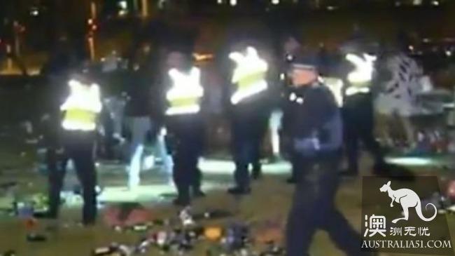 墨尔本St Kilda五千人海滩圣诞派对失控，警察封路