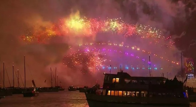 悉尼烟火9点场突发爆炸！上千人疏散！零点场彩虹烟花震撼全球！澳洲华人搓着麻将率先跨年！图集抢先看！