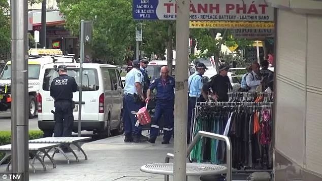 突发！悉尼购物广场发生枪击案！1人死亡，现场满地鲜血！嫌犯还在逃...