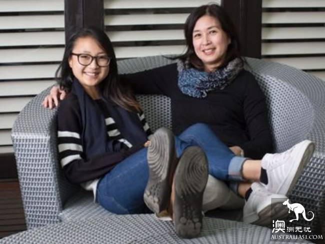 华裔女22岁了还住在家里，母亲称拿到大学学位就要搬!
